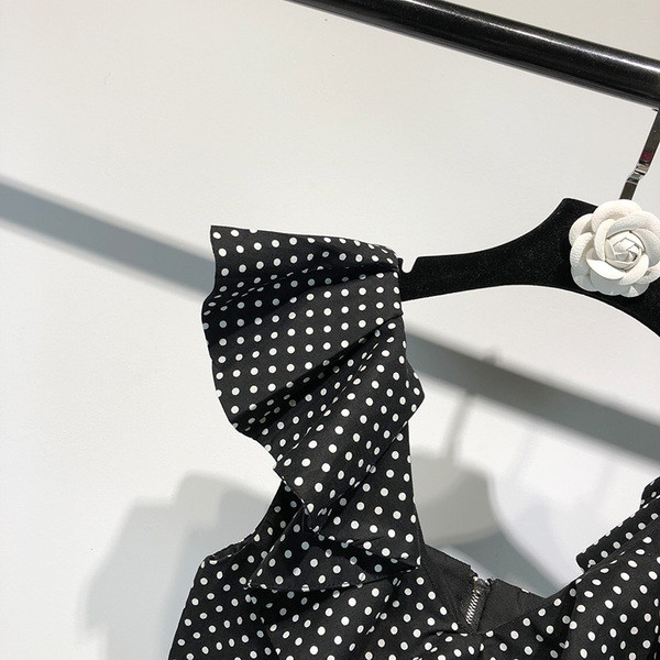 Стилно дамско бюстие с ръкави в черен цвят на точки