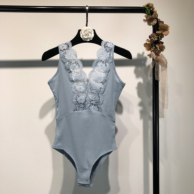 Лятно дамско боди в сн, бял и черен цвят с V-образно дантелено деколте