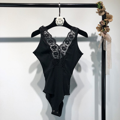 Лятно дамско боди в сн, бял и черен цвят с V-образно дантелено деколте