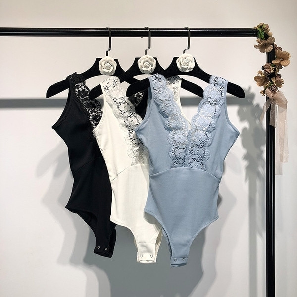 Лятно дамско боди в сн, бял и черен цвят с V-образно дантелено деколте