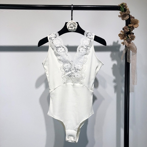 Лятно дамско боди в сн, бял и черен цвят с V-образно дантелено деколте