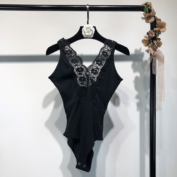 Лятно дамско боди в сн, бял и черен цвят с V-образно дантелено деколте