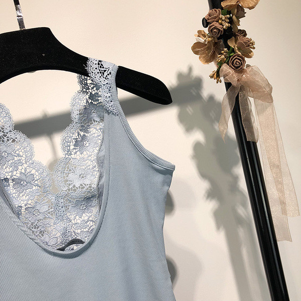 Лятно дамско боди в сн, бял и черен цвят с V-образно дантелено деколте