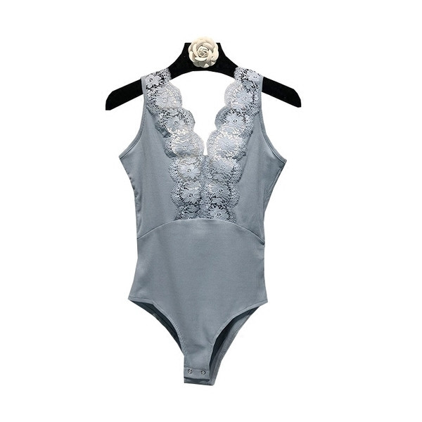 Лятно дамско боди в сн, бял и черен цвят с V-образно дантелено деколте