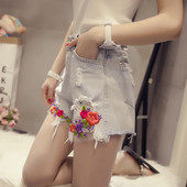 Дамски къси дънки с бродерия в флорални мотиви