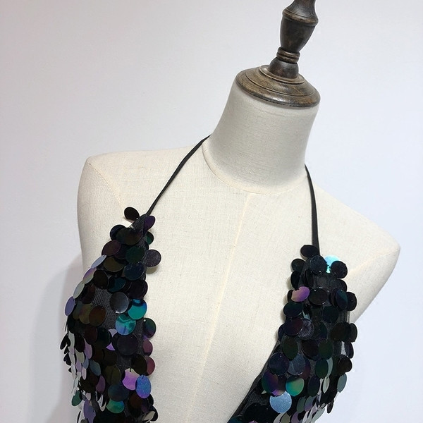 Стилно дамско боди в черен цвят с пайети и дълбоко V-образно деколте и отворен гръб