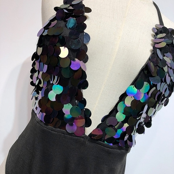 Стилно дамско боди в черен цвят с пайети и дълбоко V-образно деколте и отворен гръб