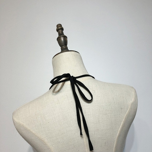 Стилно дамско боди в черен цвят с пайети и дълбоко V-образно деколте и отворен гръб