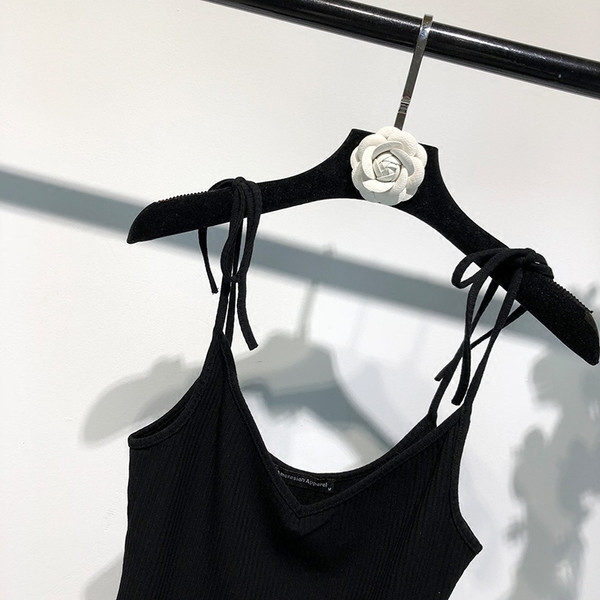 Дамско боди в семпъл модел с V-образно деколте, в бял и черен цвят