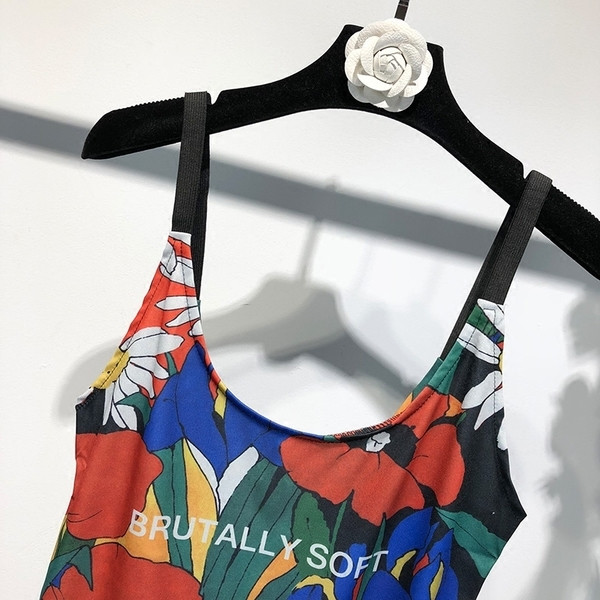 стилен дамски бански-боди във флорален принт в надпис