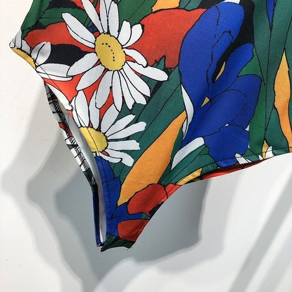 стилен дамски бански-боди във флорален принт в надпис