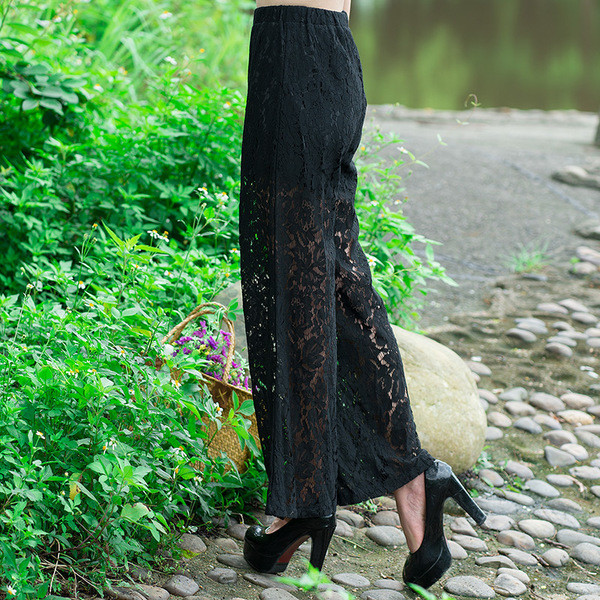 Дамски дантелен панталон в черен и бял цвят