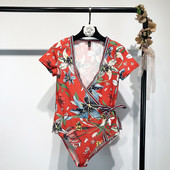 Модерно лятно дамско боди във флорален мотив с прехвърлящо деколте