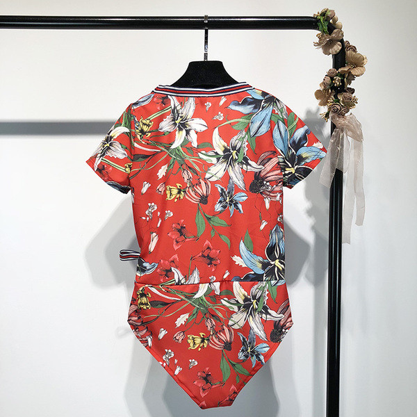 Модерно лятно дамско боди във флорален мотив с прехвърлящо деколте 