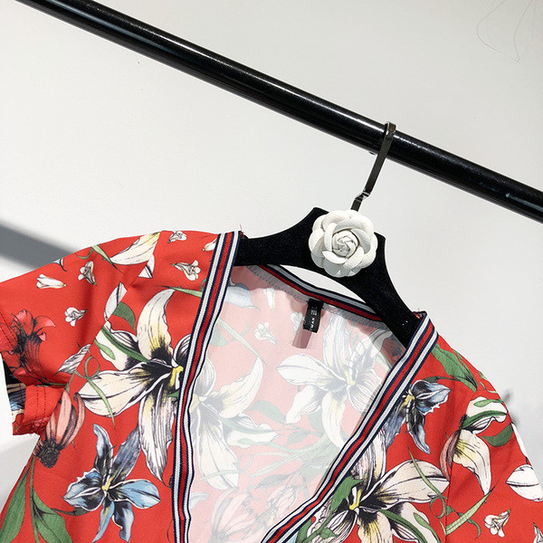 Модерно лятно дамско боди във флорален мотив с прехвърлящо деколте 