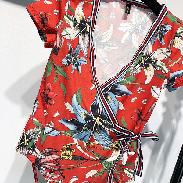 Модерно лятно дамско боди във флорален мотив с прехвърлящо деколте 