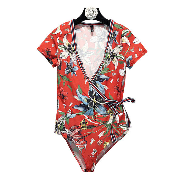 Модерно лятно дамско боди във флорален мотив с прехвърлящо деколте 