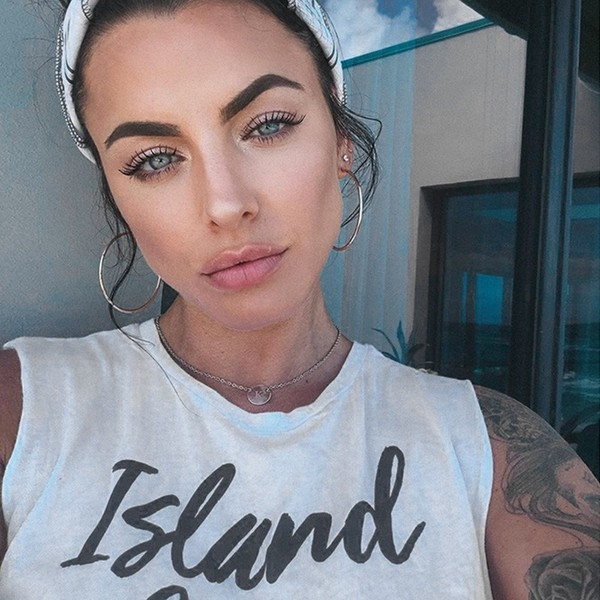 Дамски ежедневн потник в бял цвят с надпис и О-образно деколте