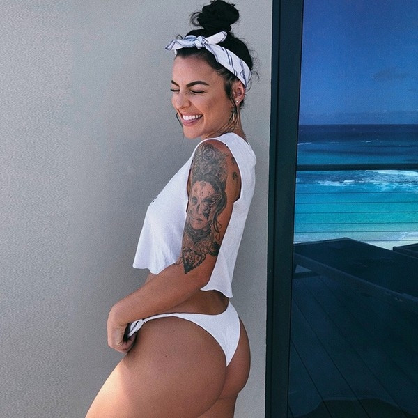 Дамски ежедневн потник в бял цвят с надпис и О-образно деколте