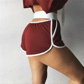 Спортно-ежедневни къси дамски панталони с широка лента с отворен мотив