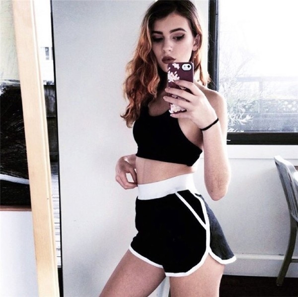 Спортно-ежедневни къси дамски панталони с широка лента с отворен мотив