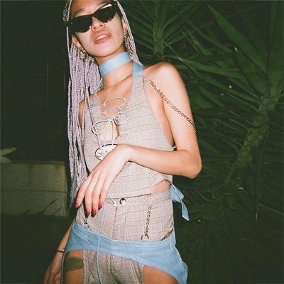 Модерен дамски топ с връзки на каре и щампа