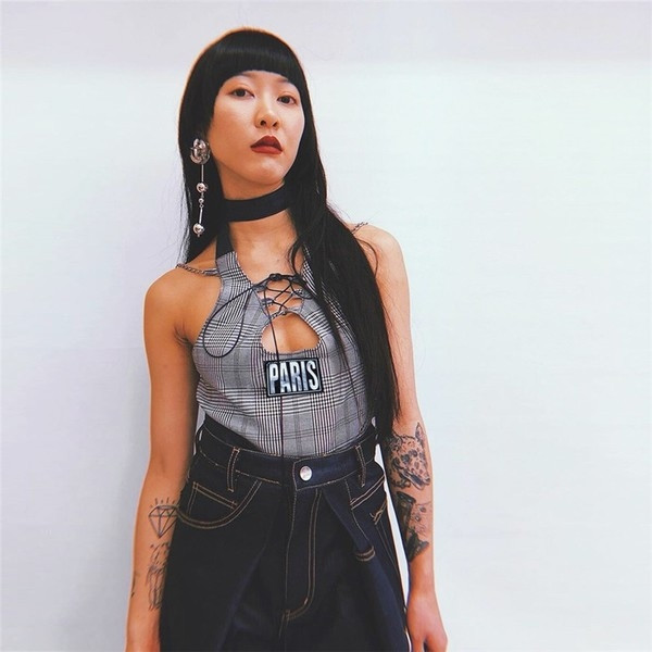 Модерен дамски топ с връзки на каре и щампа