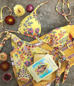 Цветен дамски бански от две части във флорален мотив с връзки и подплънки