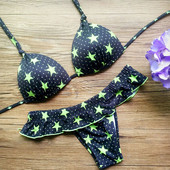 Дамски класически бански от две части с принт на звезди