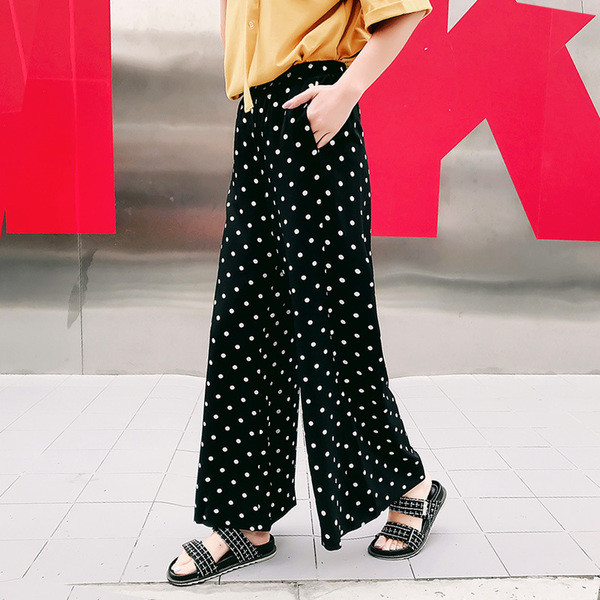 Ежедневен широк дамски панталон черен на точки