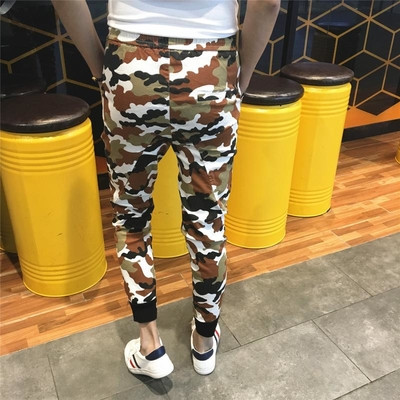 Мъжки панталон в светъл камуфлажен десен