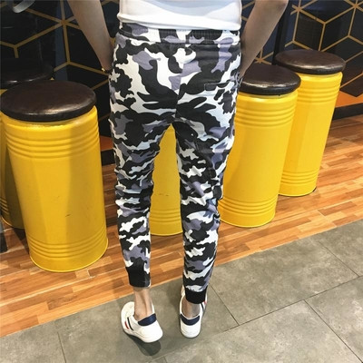 Мъжки панталон в светъл камуфлажен десен