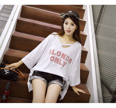 Дамска тениска широк модел с V-образно деколте