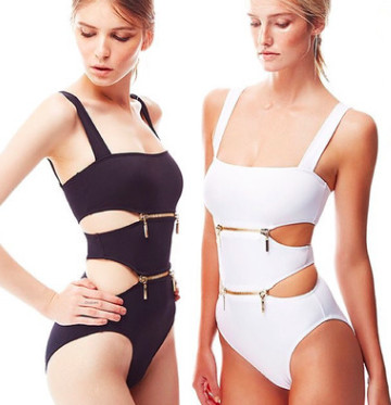 Актуален дамски цял бански в черен и бял цвят с ципове