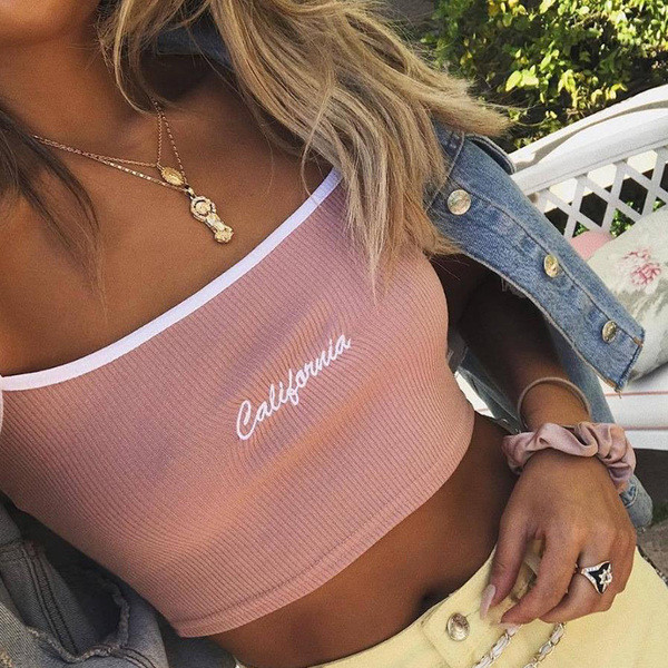 Модерен къс дамски потник в розов цвят с надпис и тънки презрамки