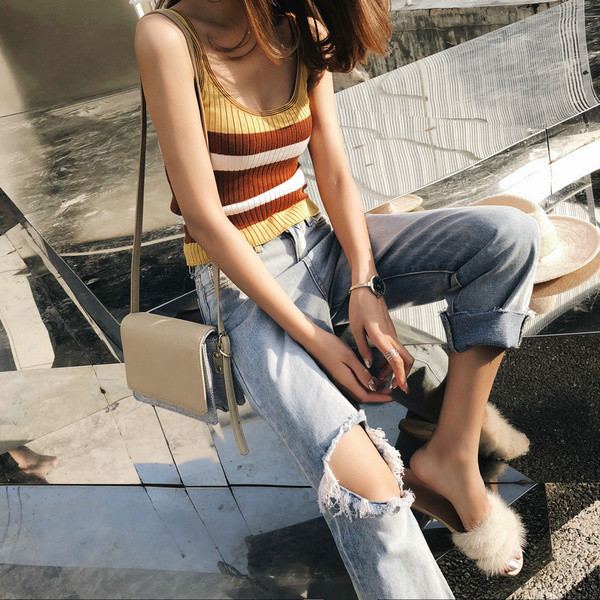 Ежедневни светли дамски дънки с дупки