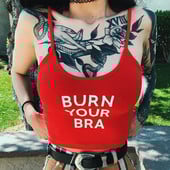 Ежедневен дамски къс потник в червен цвят с надпис