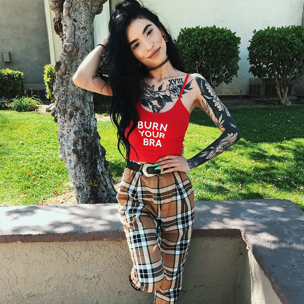 Ежедневен дамски къс потник в червен цвят с надпис