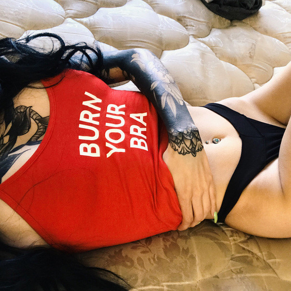 Ежедневен дамски къс потник в червен цвят с надпис