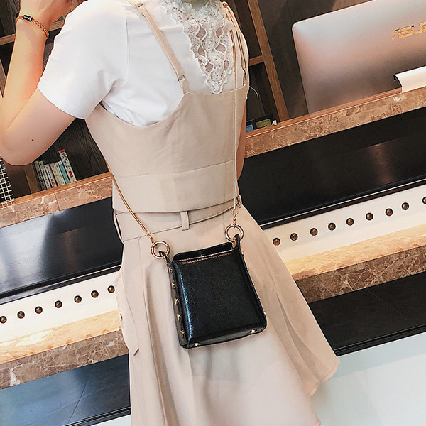 Елегантна мини дамска чанта с метална верижка