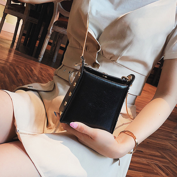 Елегантна мини дамска чанта с метална верижка