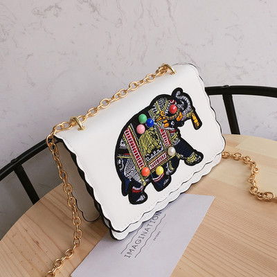 Стилна дамска чанта в три цвята с бродерия и метална дръжка