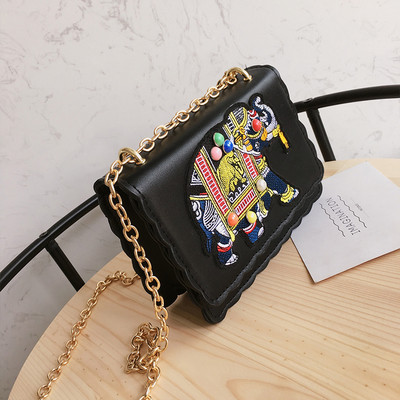 Стилна дамска чанта в три цвята с бродерия и метална дръжка