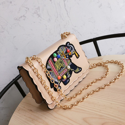 Стилна дамска чанта в три цвята с бродерия и метална дръжка