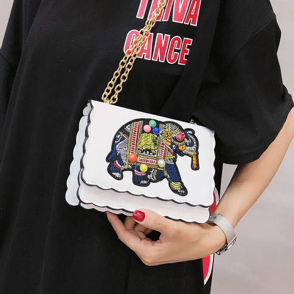 Стилна дамска чанта в три цвята с бродерия и метална дръжка