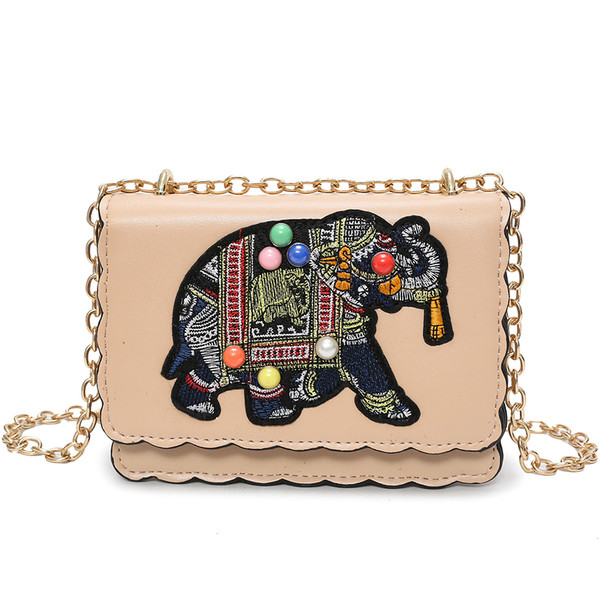 Стилна дамска чанта в три цвята с бродерия и метална дръжка