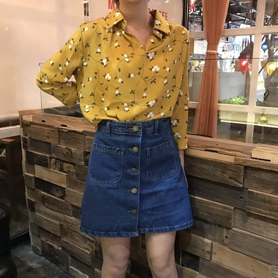 Дънкова пола с висока талия и копчета в различни цветове