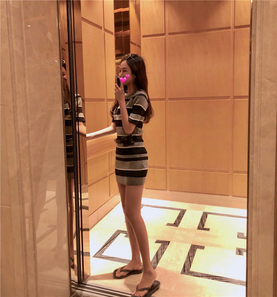 Къса плетена рокля с О-образно деколте в черно и сиво райе 