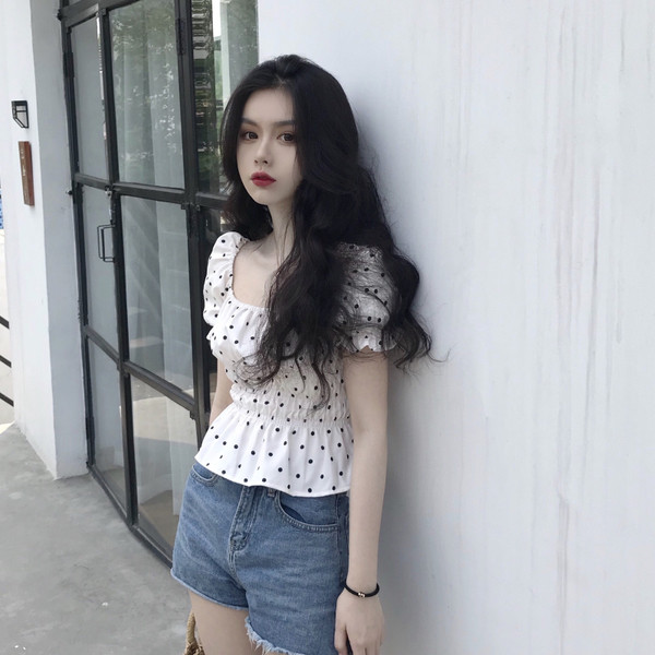 Дамска блуза с ластик в бял цвят на черни точки