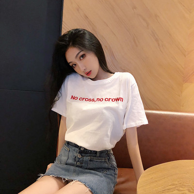 Дамска тениска с надпис в различни цветове с О-образно деколте